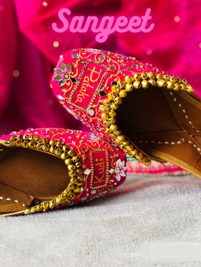 Sangeet Collection : Kudi Pataka Megenta Jutti for Women | Punjabi Jutti